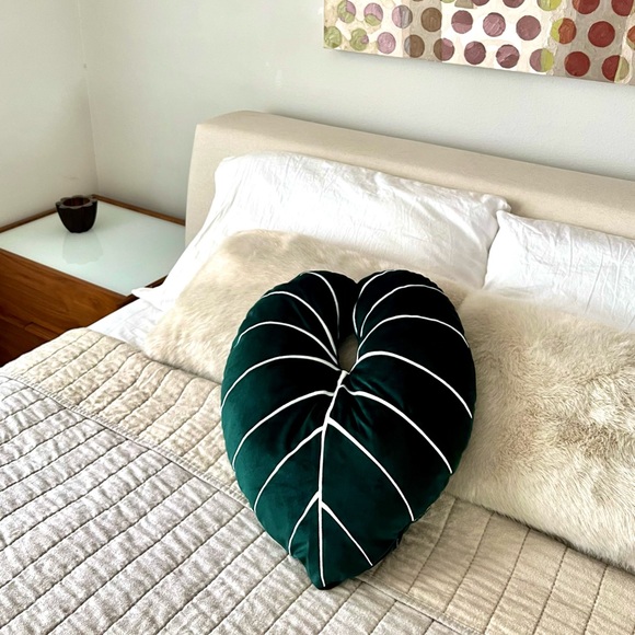 Plant leaf pillow (with insert) - Picture 2 of 4